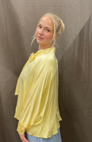 Blus med rosett