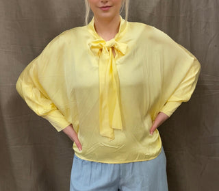 Blus med rosett