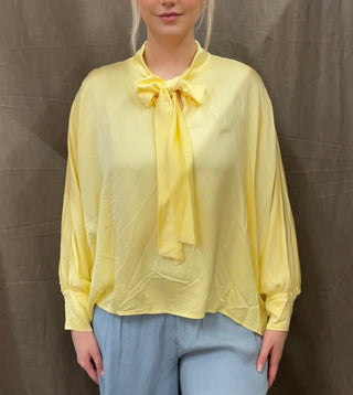 Blus med rosett